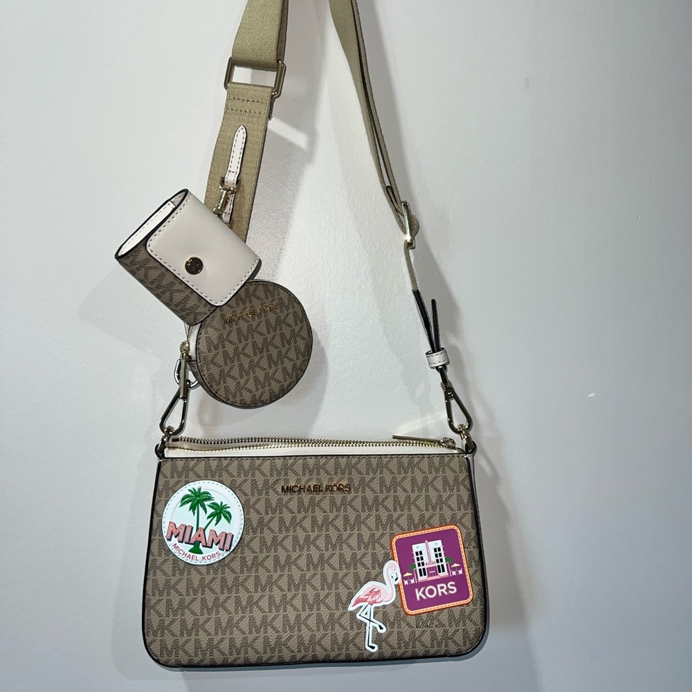 Michael Kors Jet set travel Small Crossbody Coin Purse AirPod Light Cream